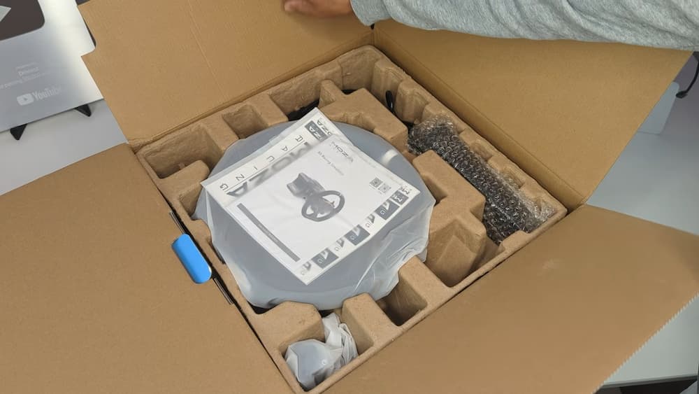 MOZA R5 - What's in the box?